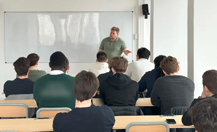Cédric Navet en formation devant une salle d'étudiants